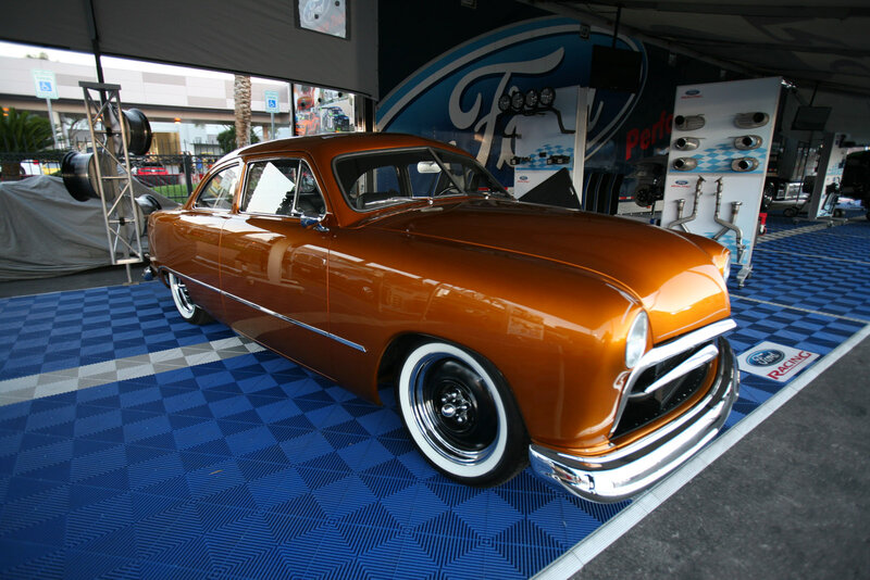 Bronze Classic Car — Brown, Showcase