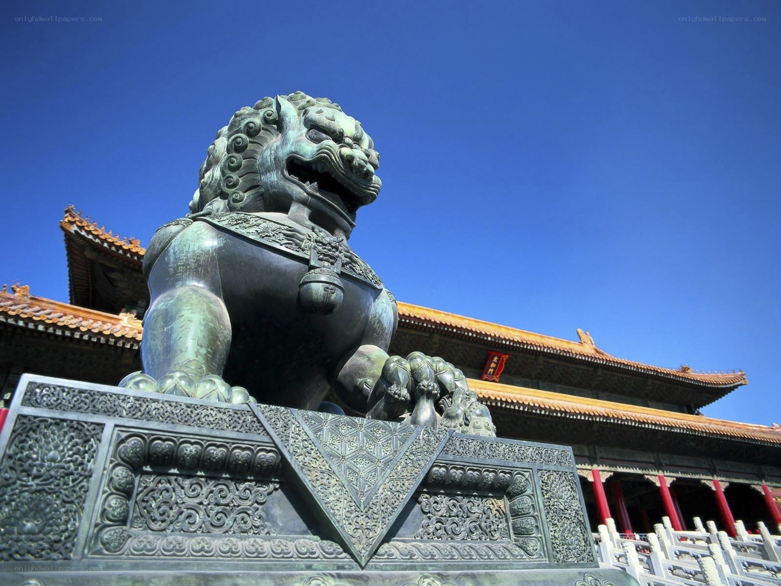 Bronze lion statue at Forbidden City