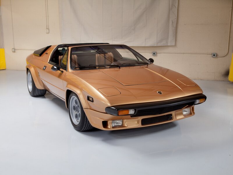 Bronze Sports Car — Neutral