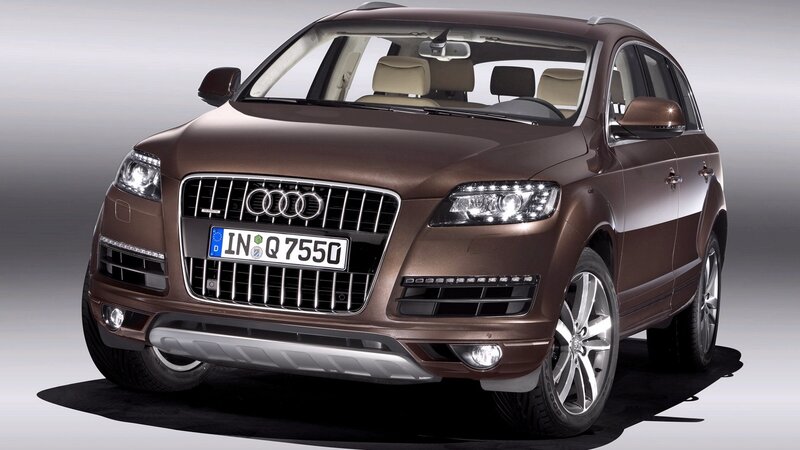 Brown Audi Q7 SUV