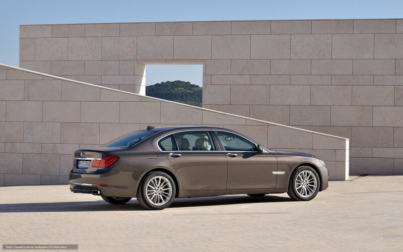 Brown BMW 7-Series