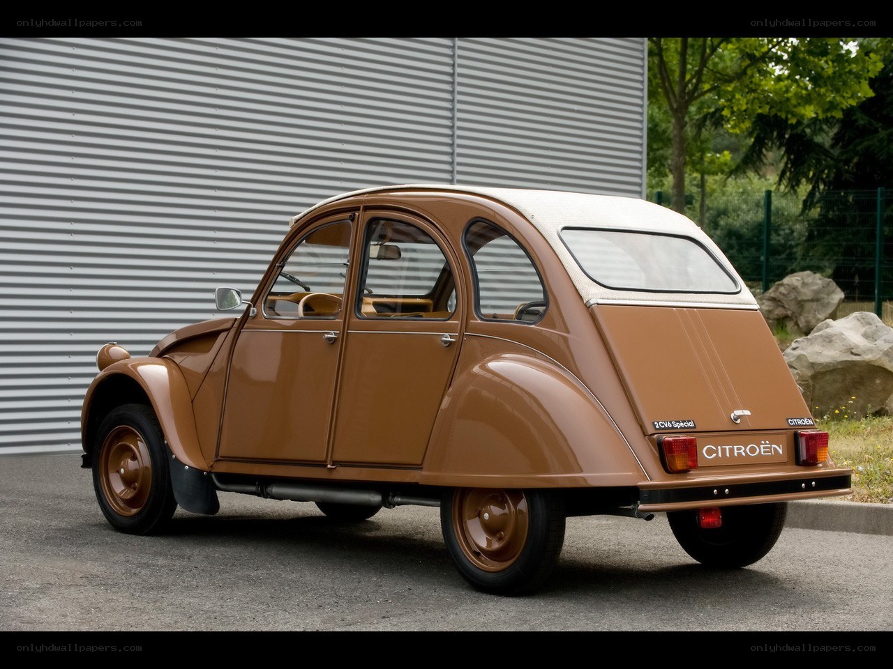 Brown Citroën 2CV Special