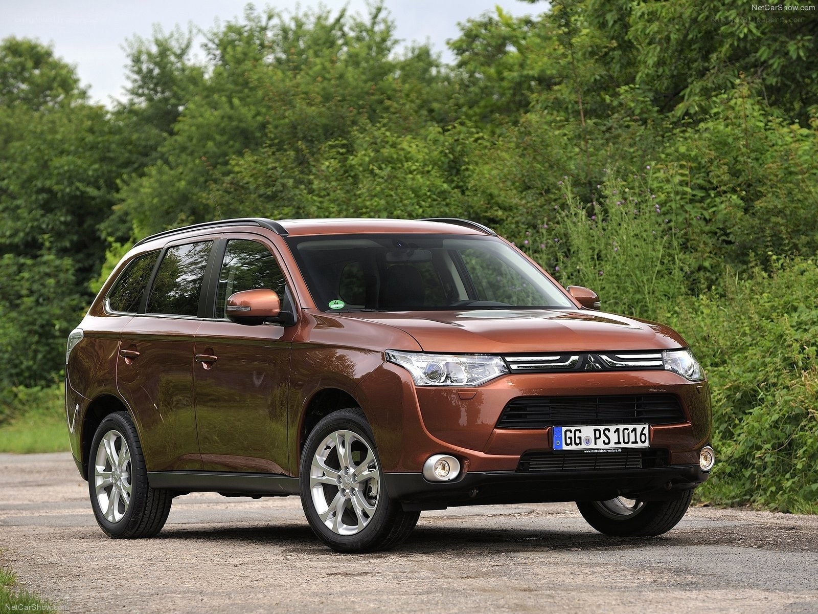 brown mitsubishi outlander suv