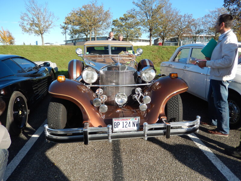 Brown Vintage Car — Outdoor