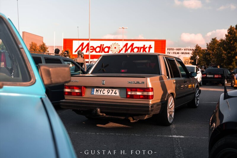 Brown Volvo 740 Gle