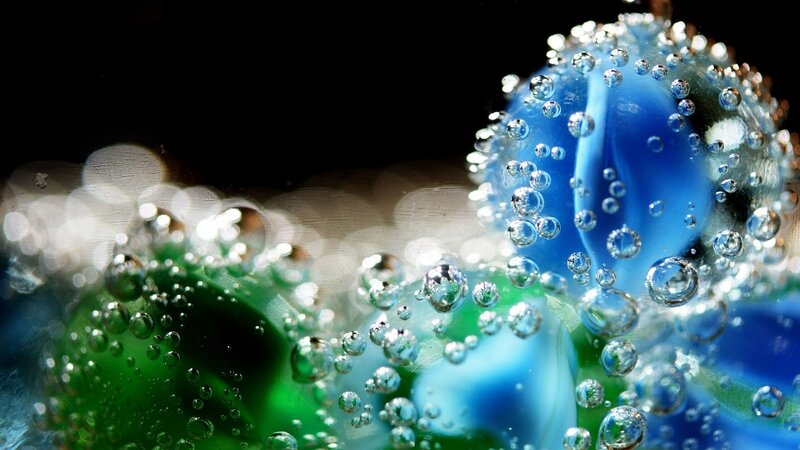 Bubbles on glass marbles