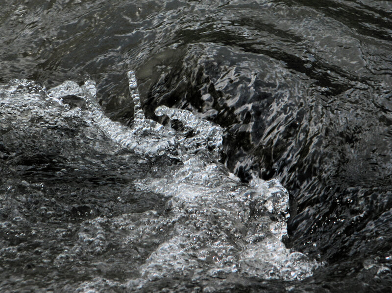 Bubbling Water Surface — Black