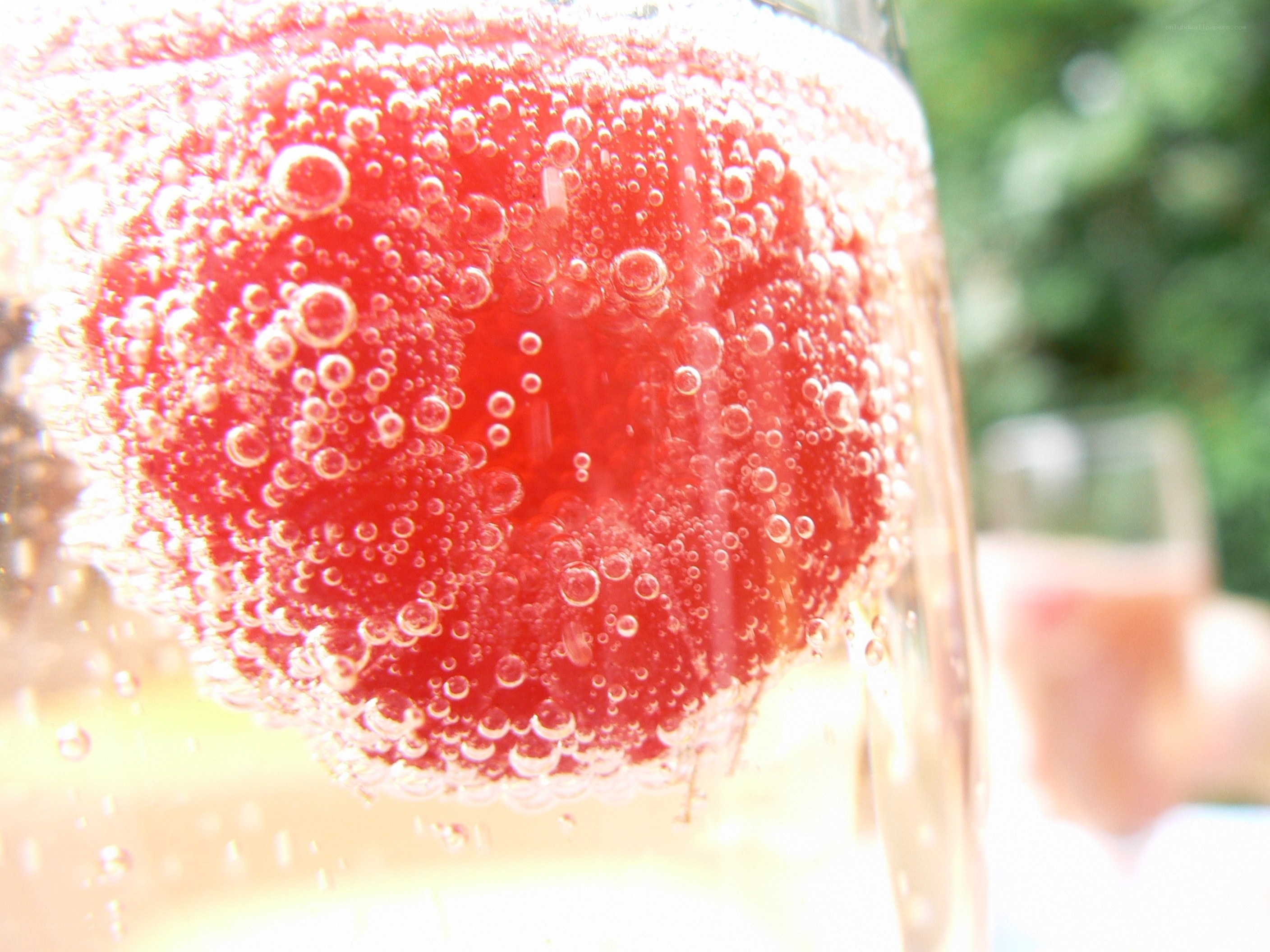 Bubbly drink with raspberry