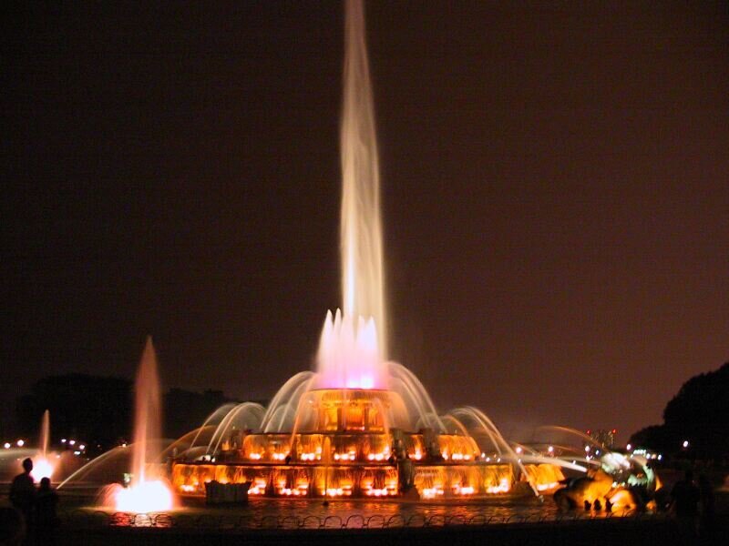 Buckingham Fountain at night