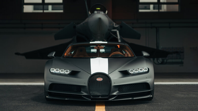 Bugatti Chiron Supercar — Black, Dramatic