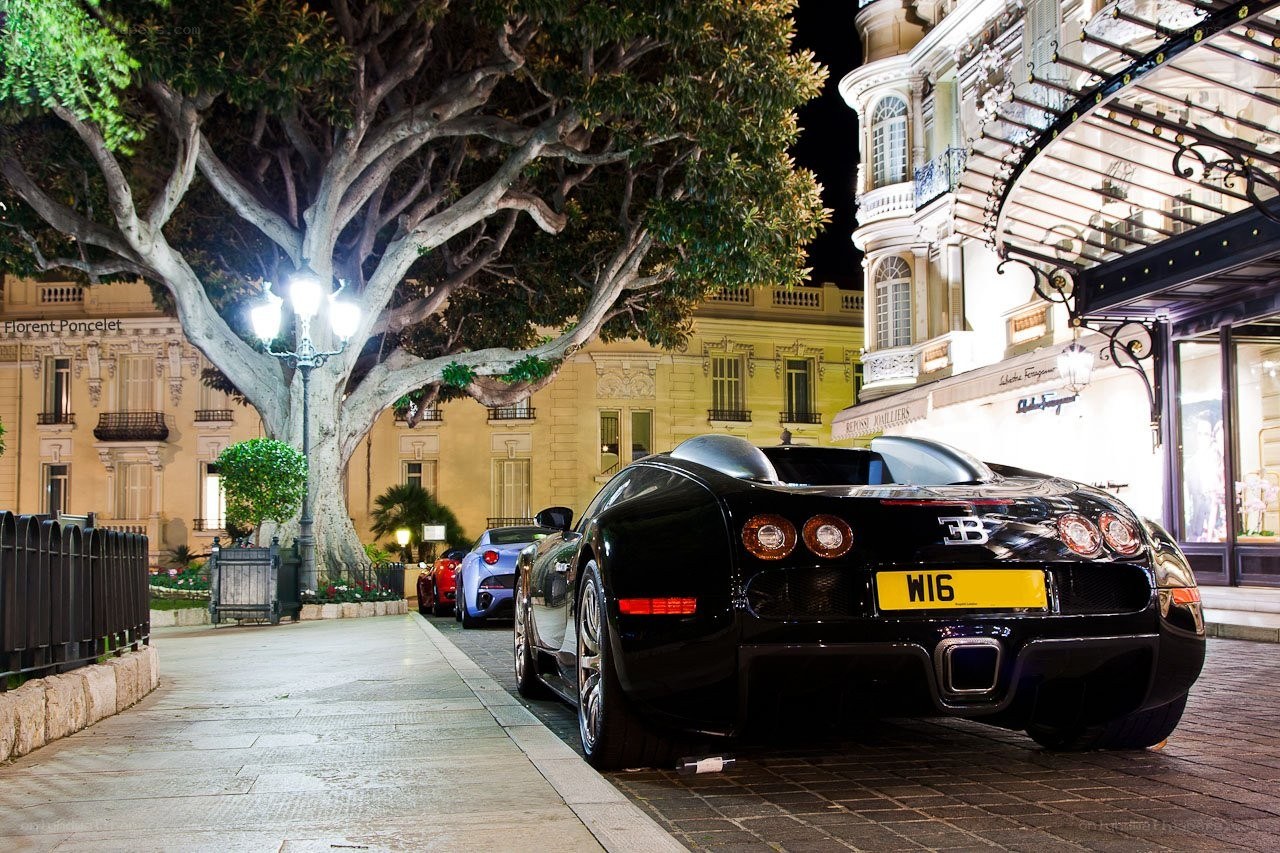 Bugatti Veyron at night