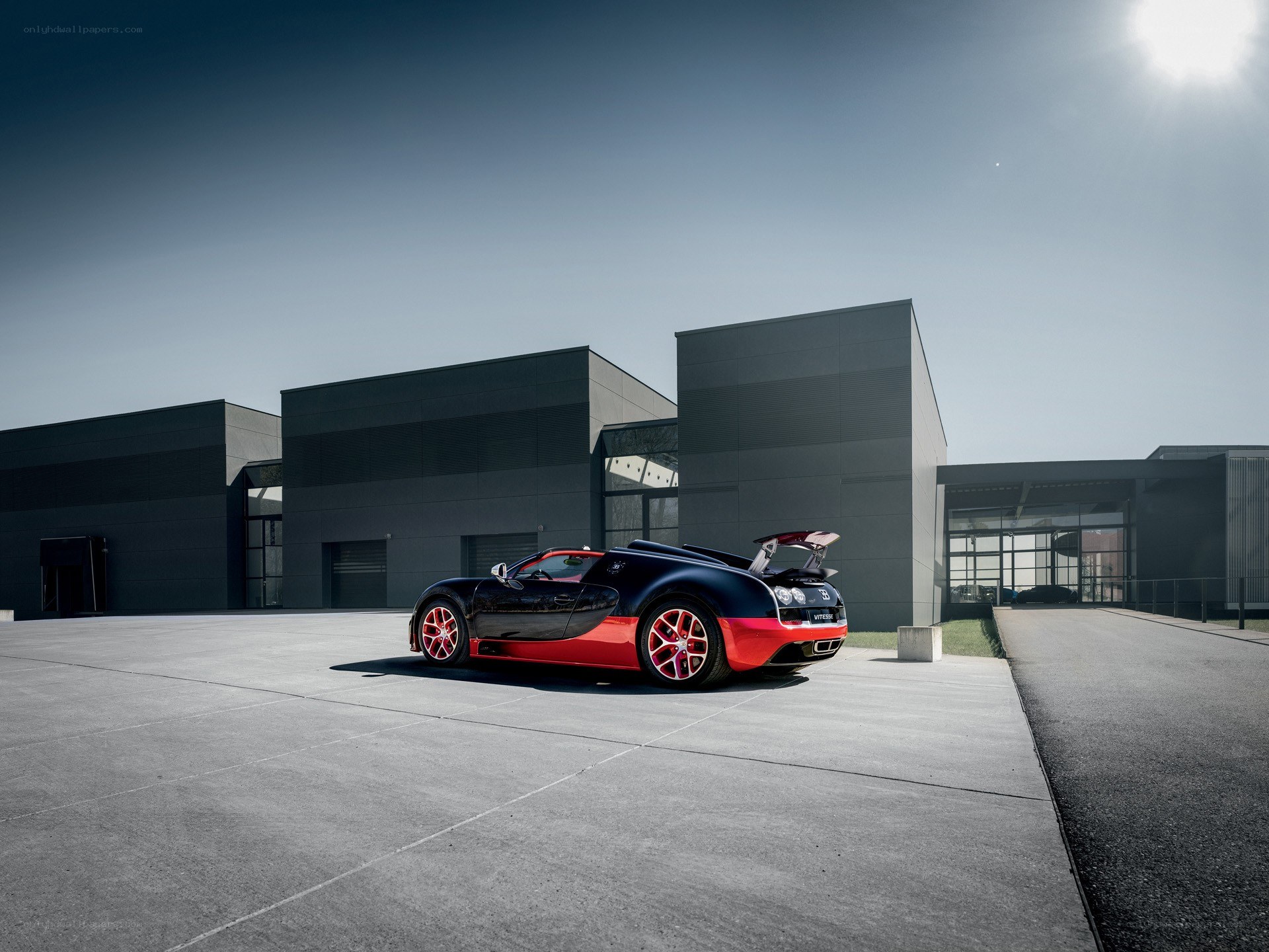 Bugatti Veyron in black and red