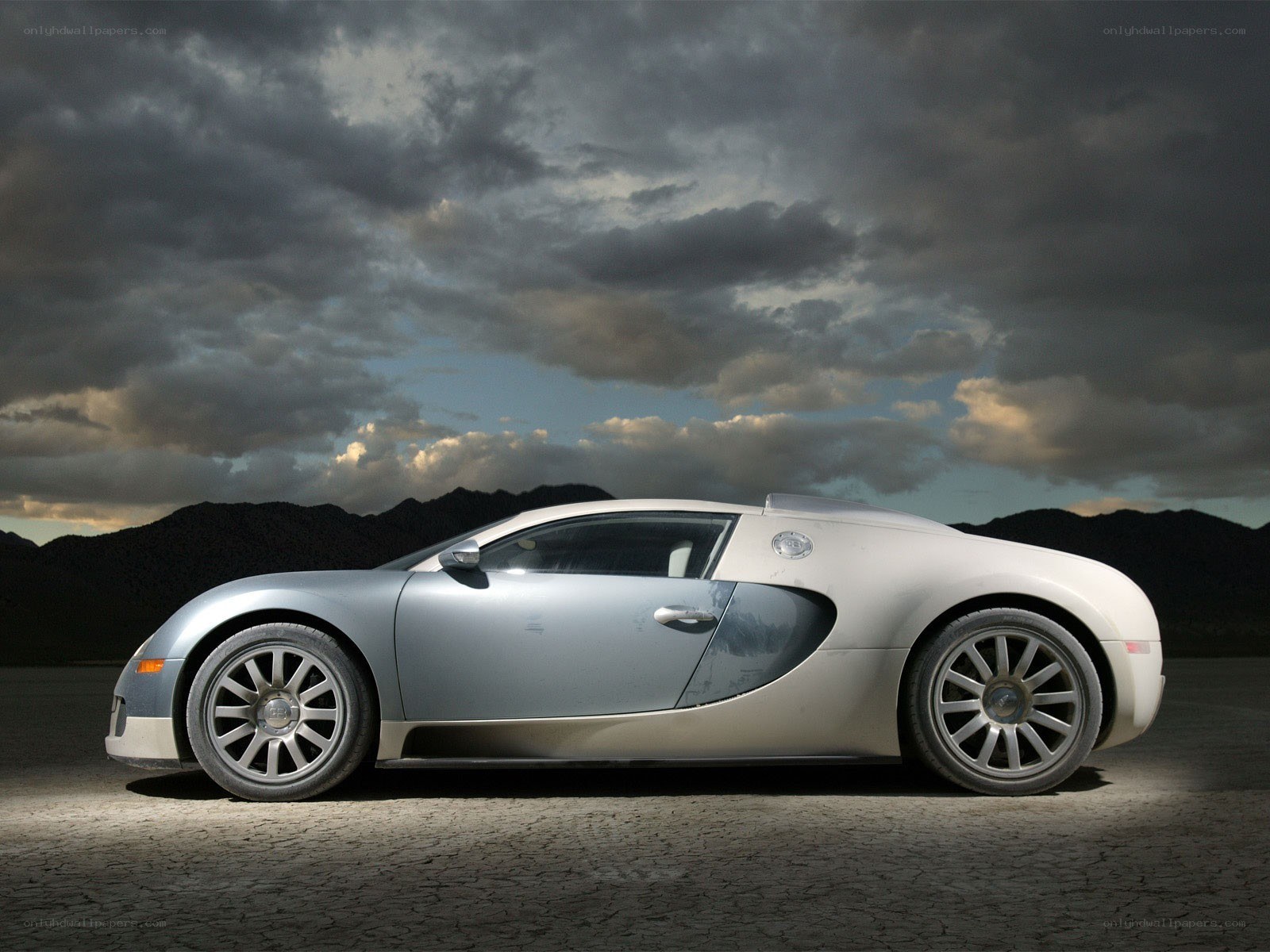 Bugatti Veyron in desert
