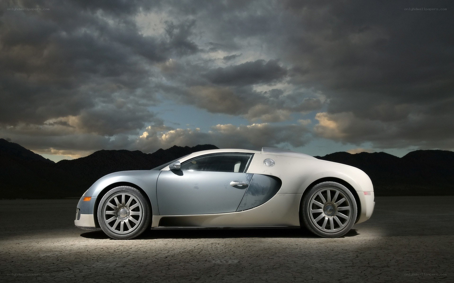 Bugatti Veyron in desert
