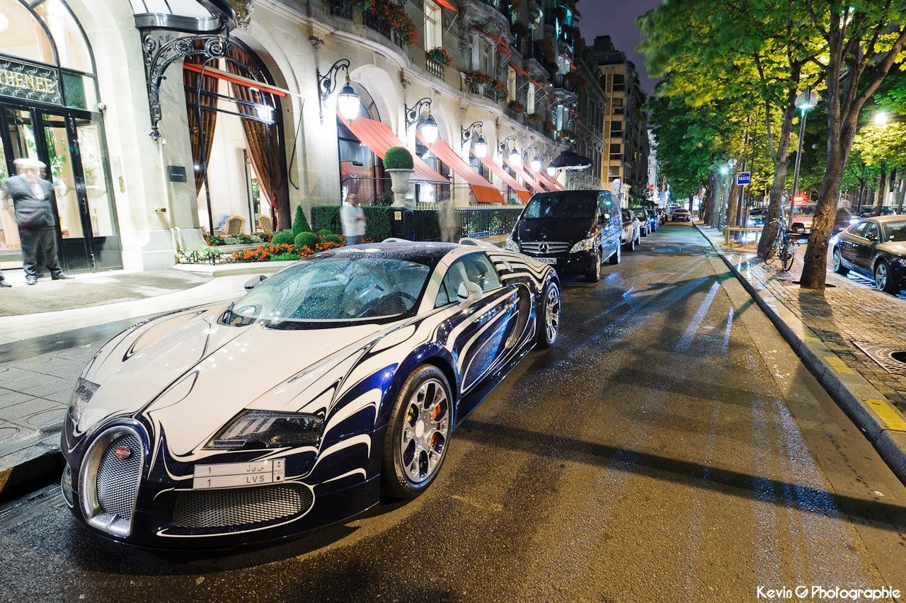 Bugatti Veyron on a Paris street