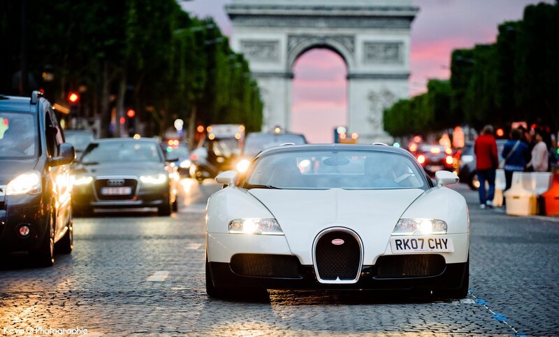 Bugatti Veyron on Champs-Élysées