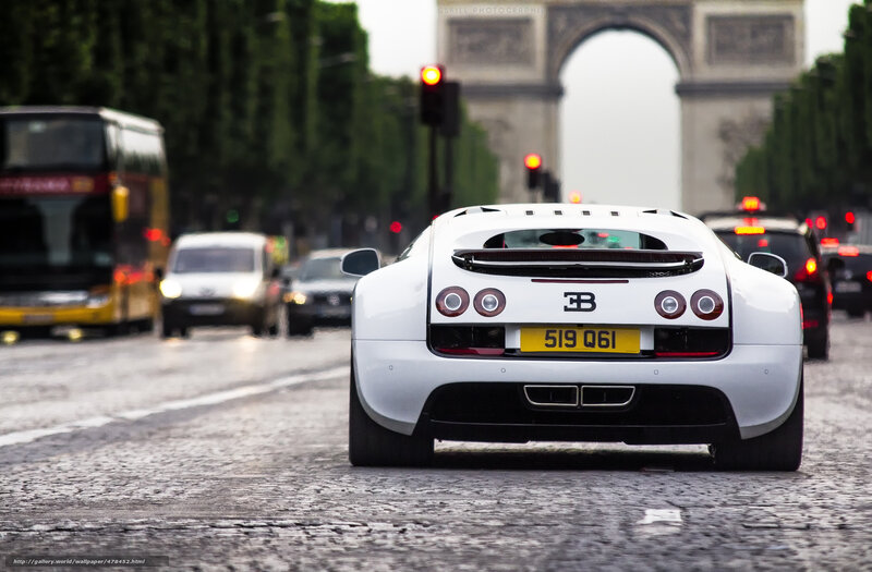 Bugatti Veyron on Champs-Élysées