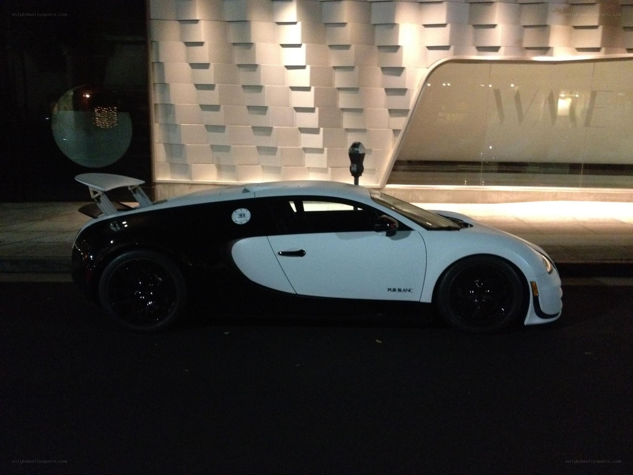 Bugatti Veyron Pur Blanc at night