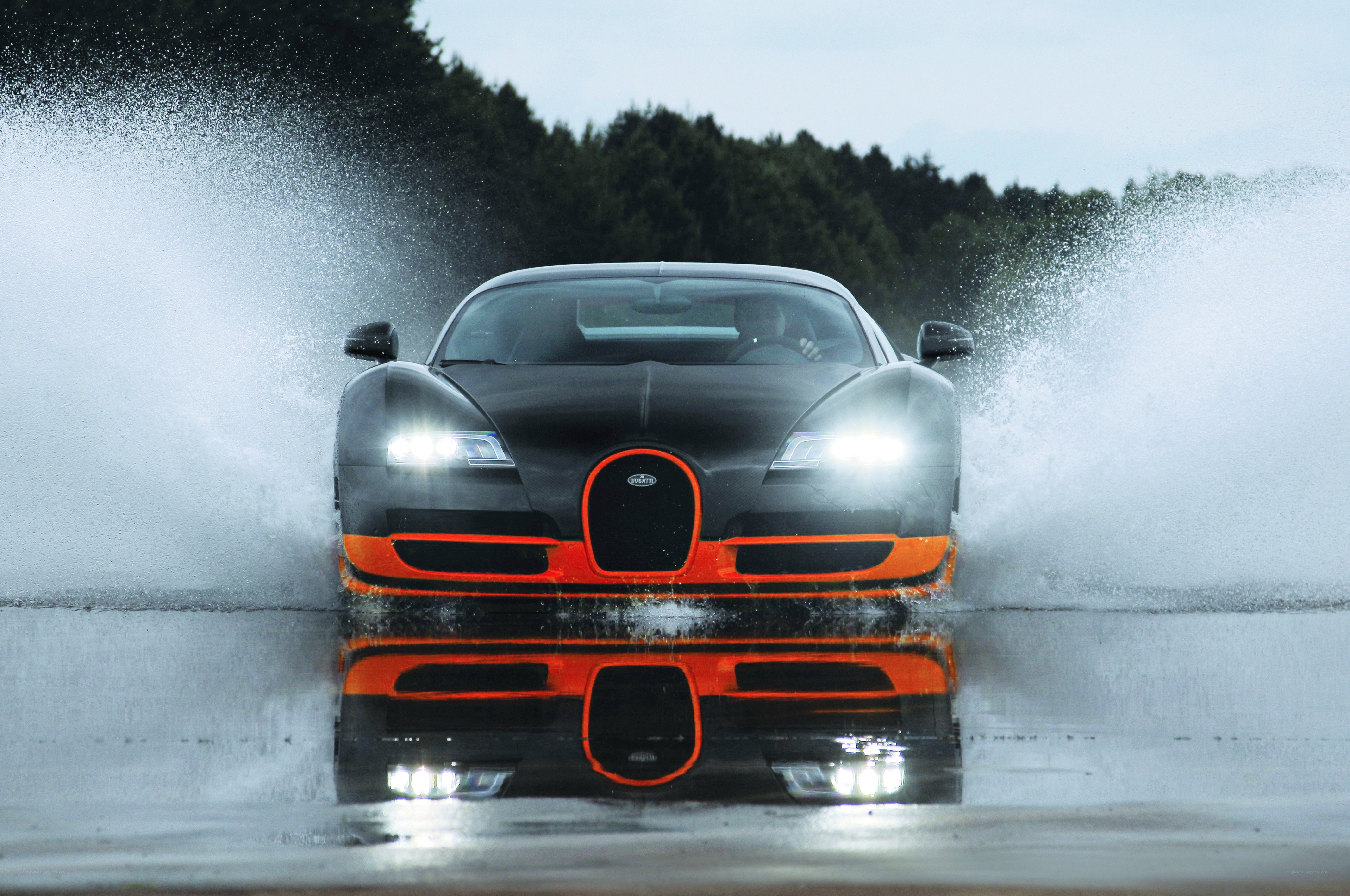 Bugatti Veyron splashing water