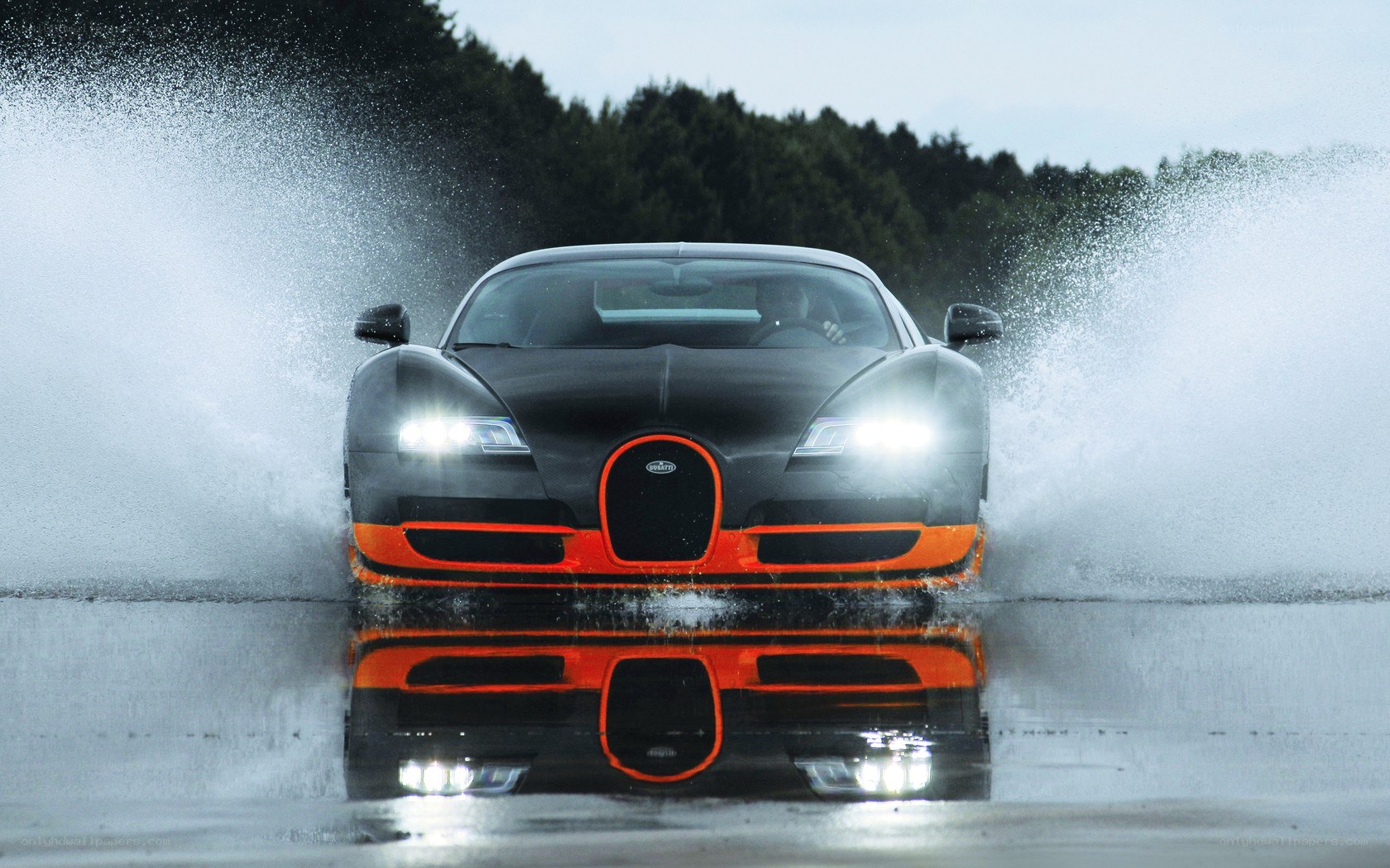 Bugatti Veyron splashing water