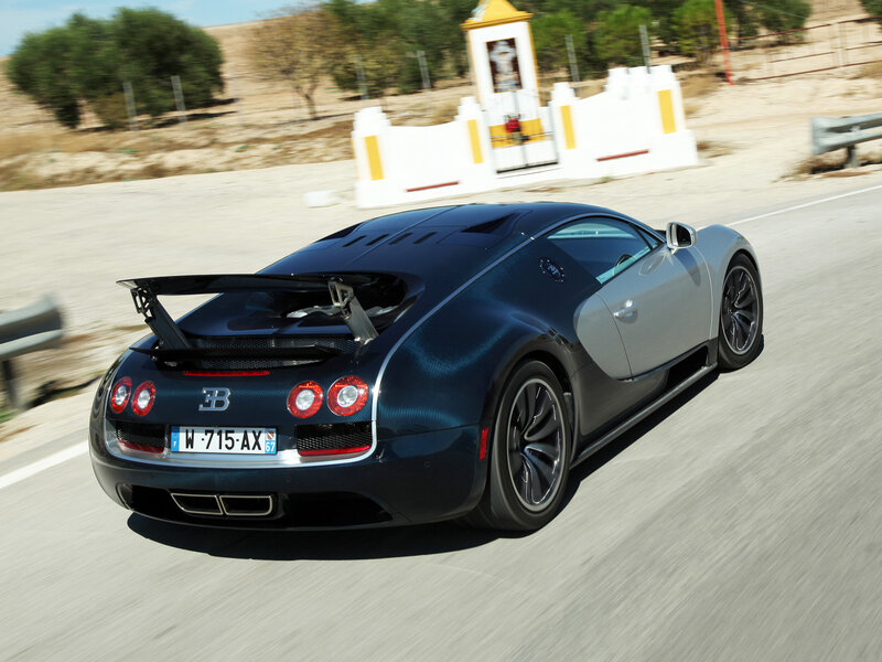 Bugatti Veyron Supercar — Blue, Dynamic