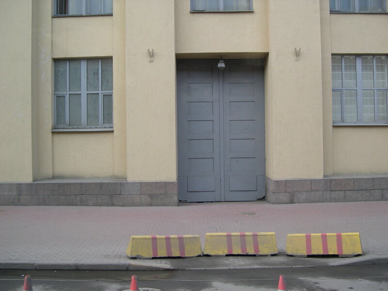 Building entrance with barriers