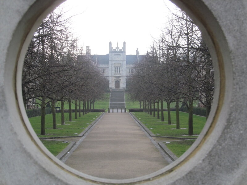 Building Through Circular Frame