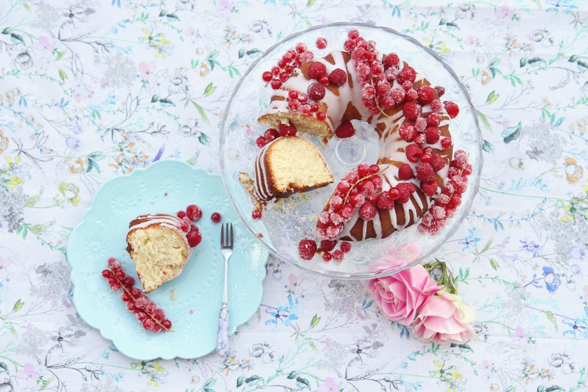 Bundt cake with berries