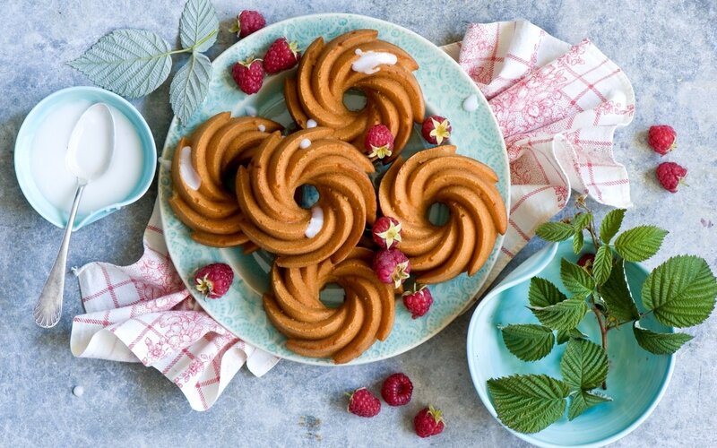 Bundt Cakes with Raspberries