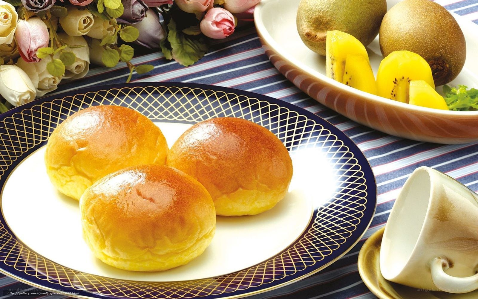 Buns with kiwi fruit