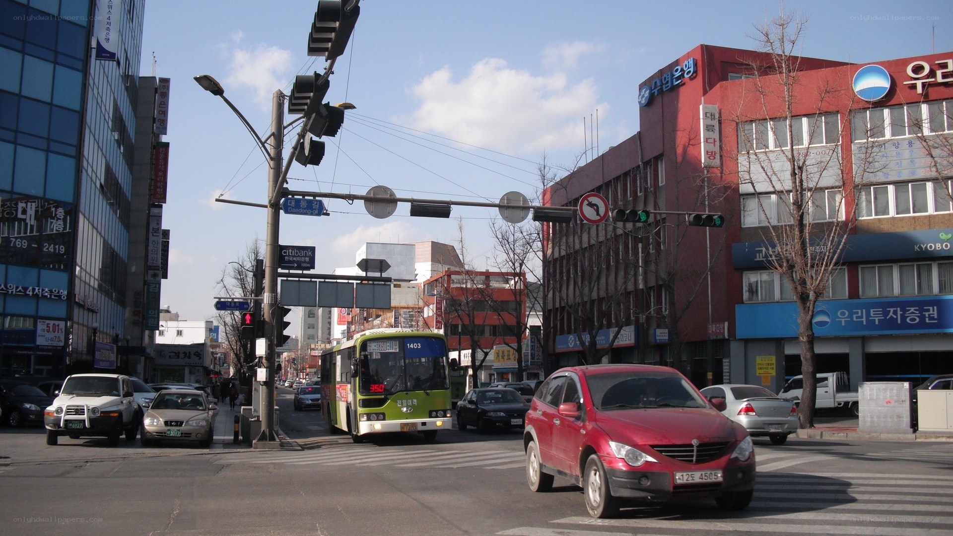 Bus at intersection in Seoul