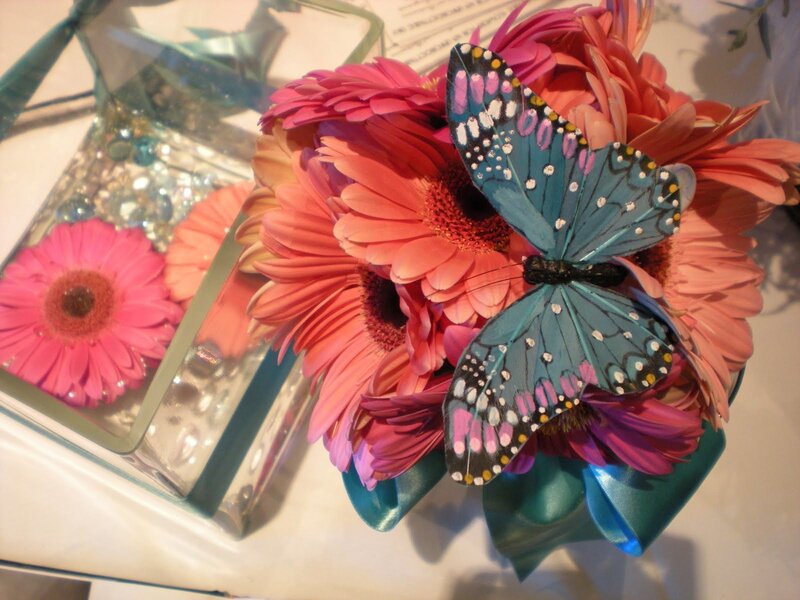 Butterfly on Flower Bouquet — Pink