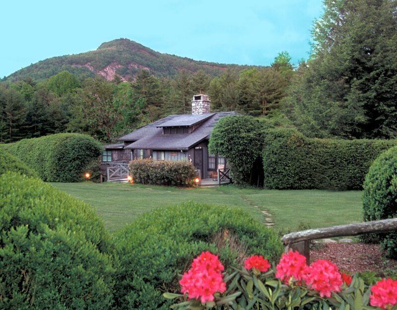 Cabin in Mountain Valley — Green, Serene