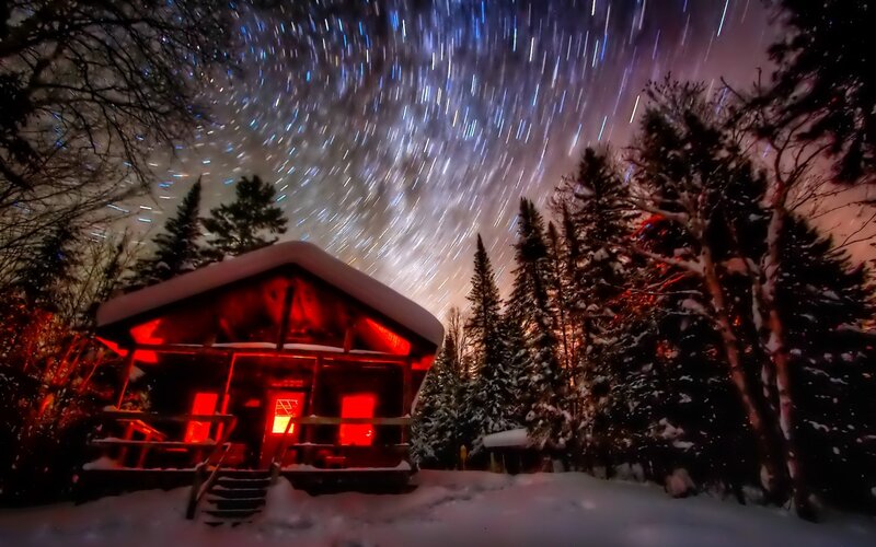 Cabin in Snowy Forest — Red, Serene
