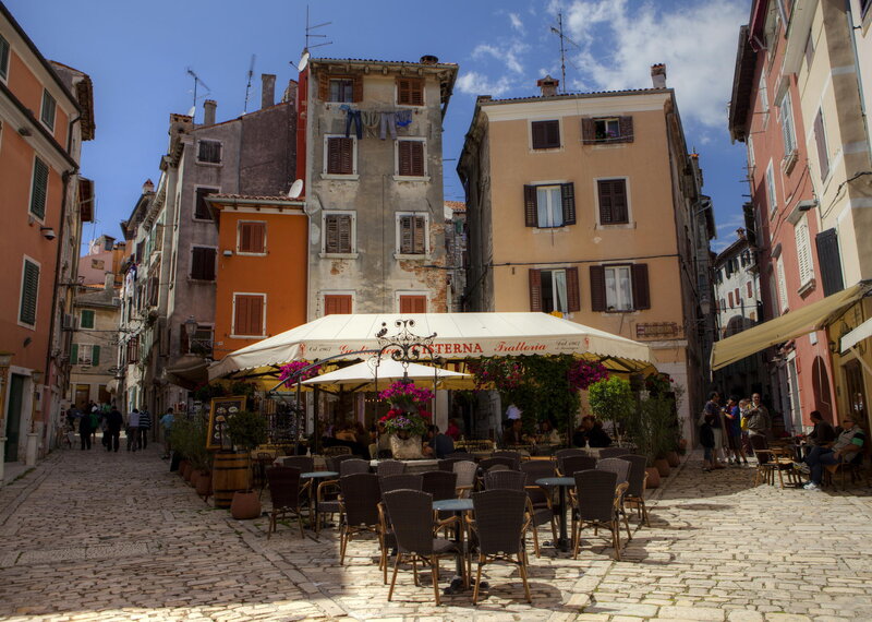 Cafe in Cobblestone Square