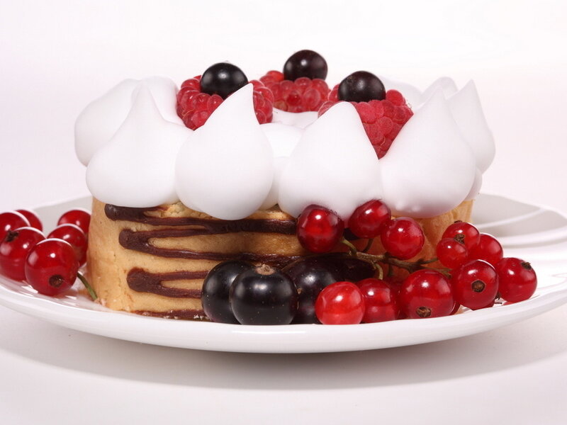 Cake with Berries — White
