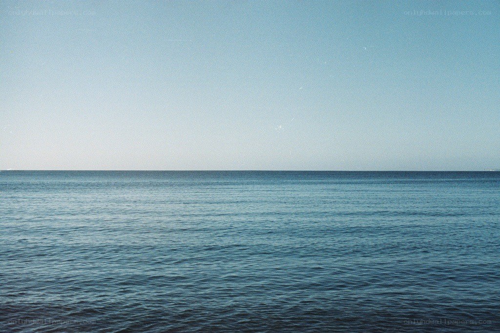 calm ocean horizon