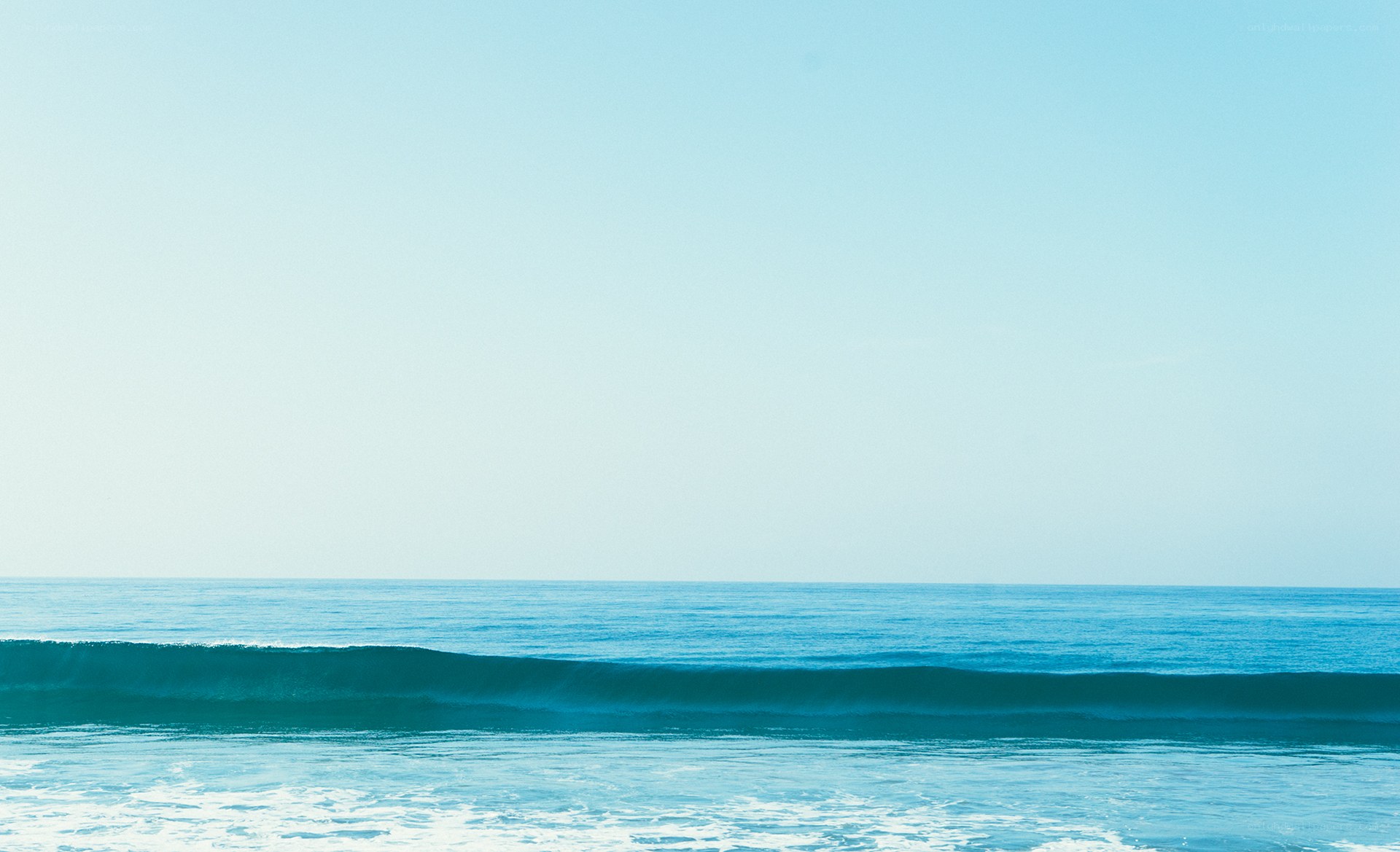 calm ocean wave at horizon