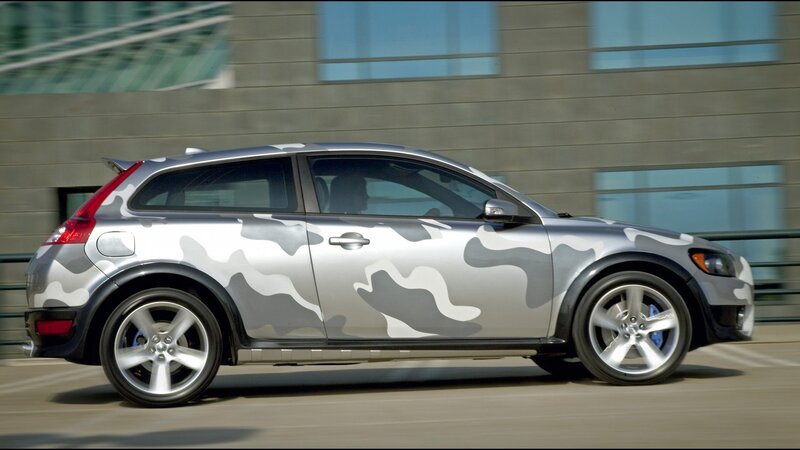 camouflage Volvo C30 in motion