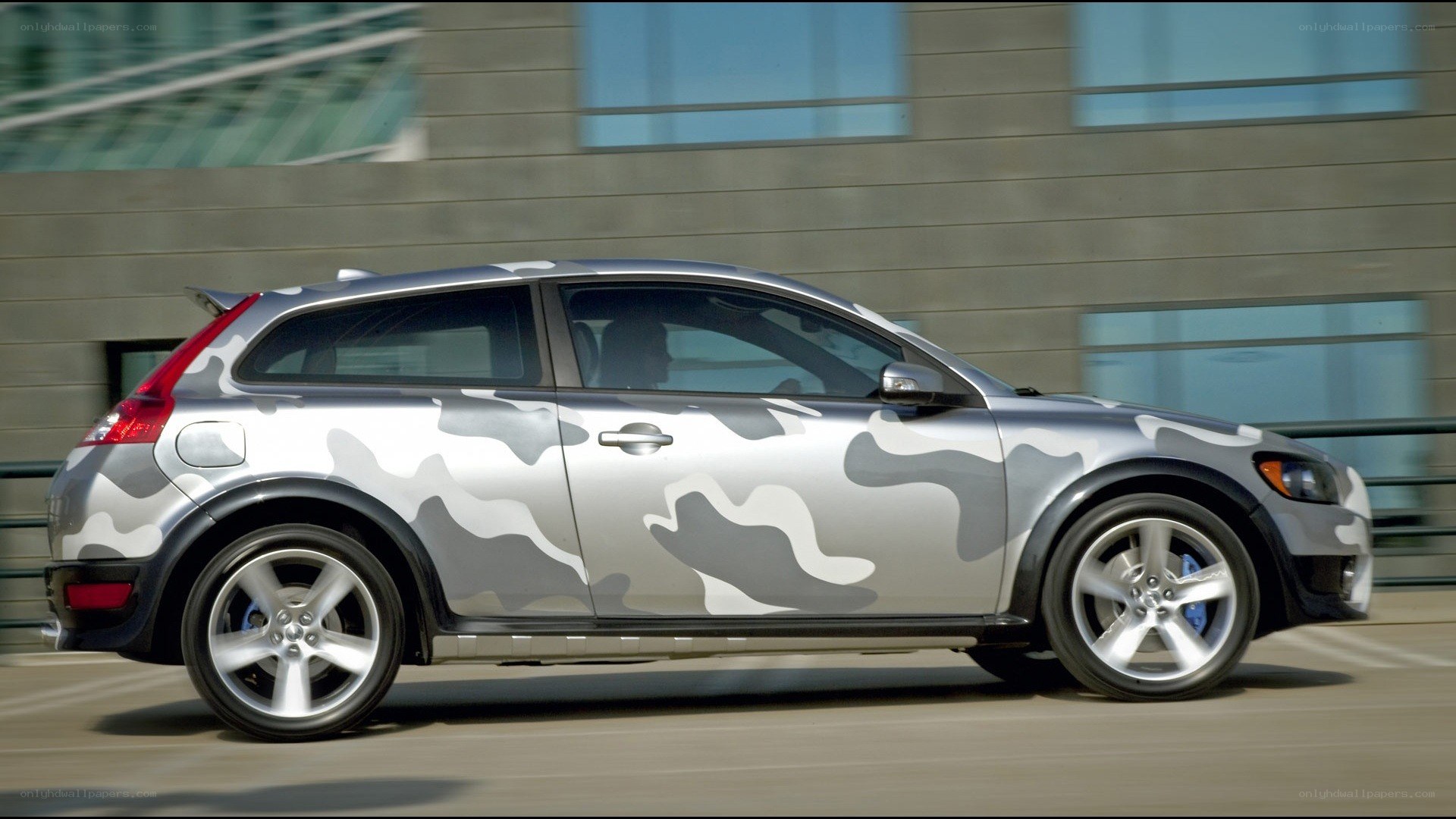camouflage Volvo C30 in motion