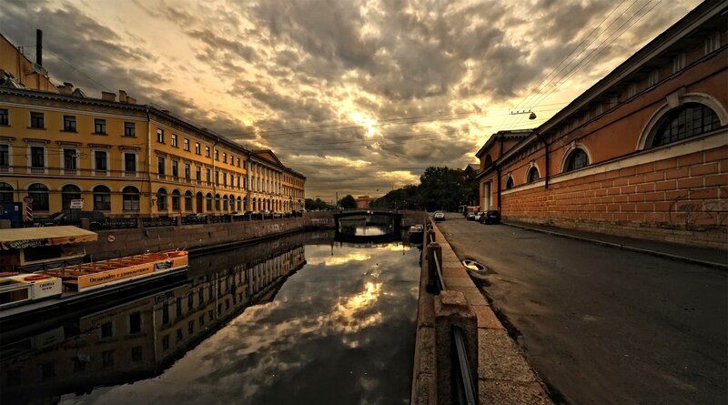 canal at sunset in st petersburg