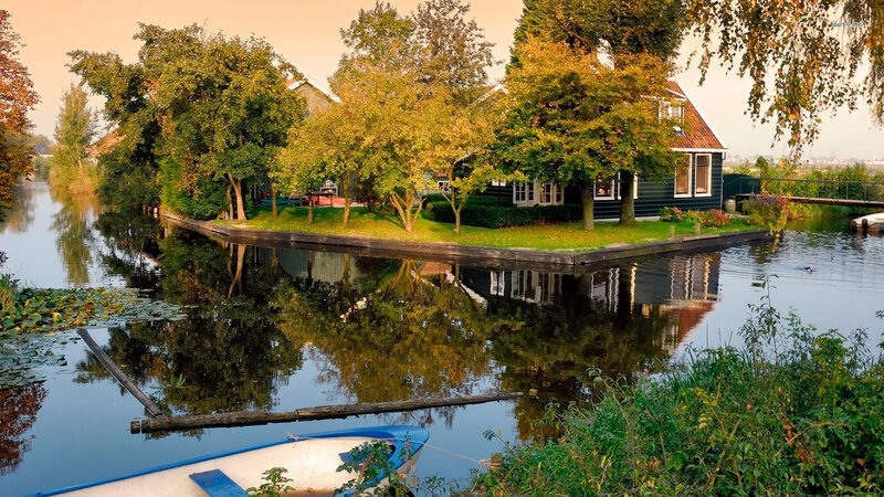Canal House in Autumn — Green