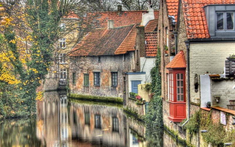 canal houses in bruges