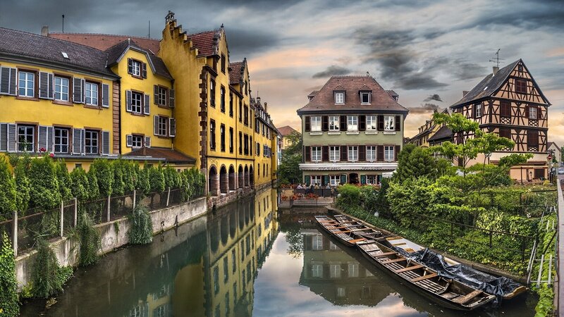 Canal in Old Town — Yellow