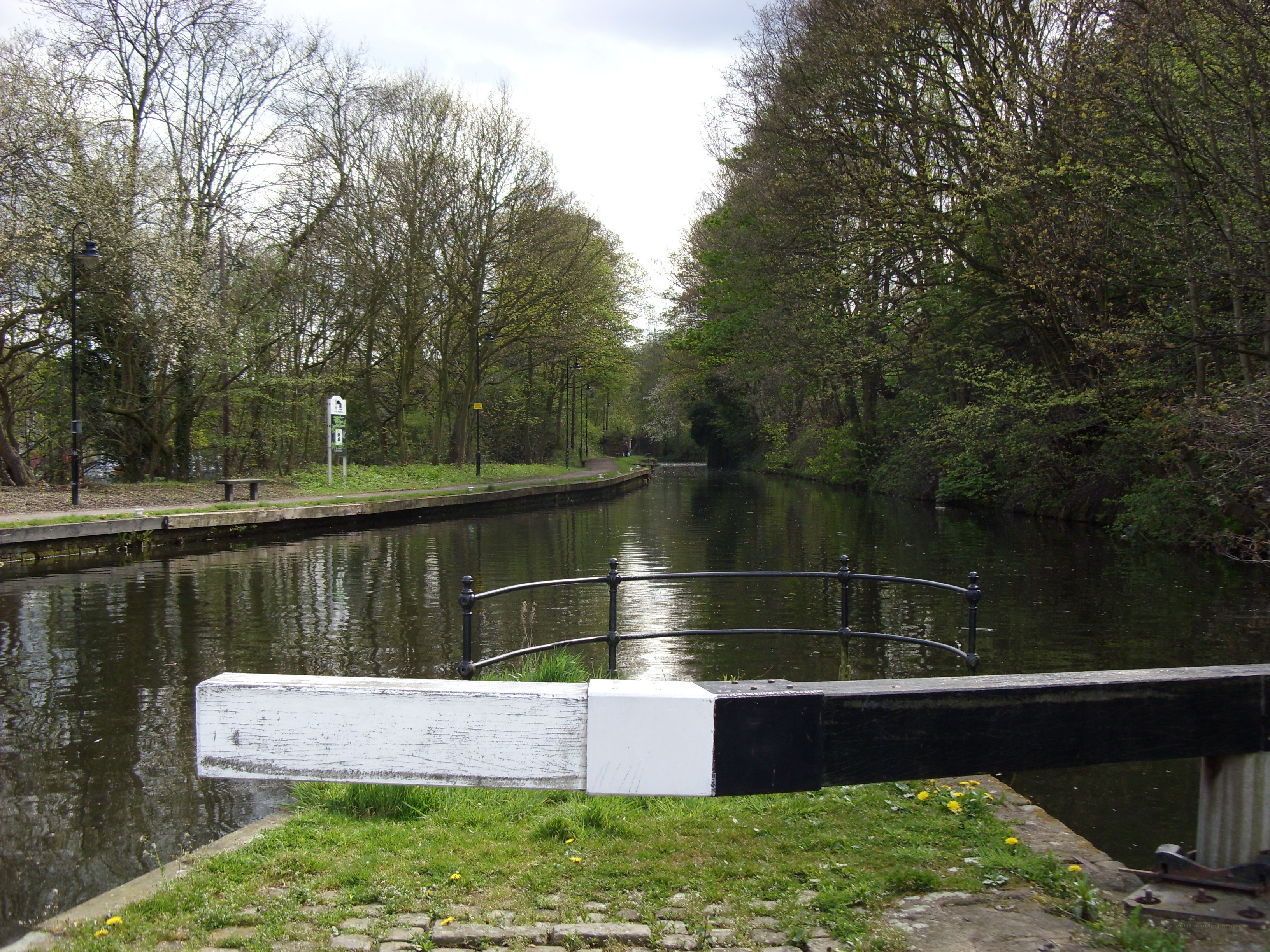 canal lock with gate