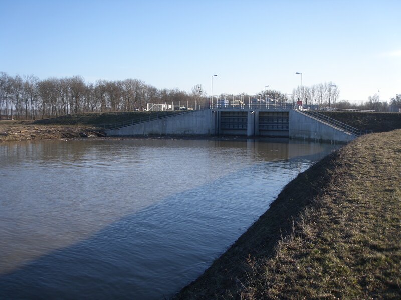 canal lock with water control structure