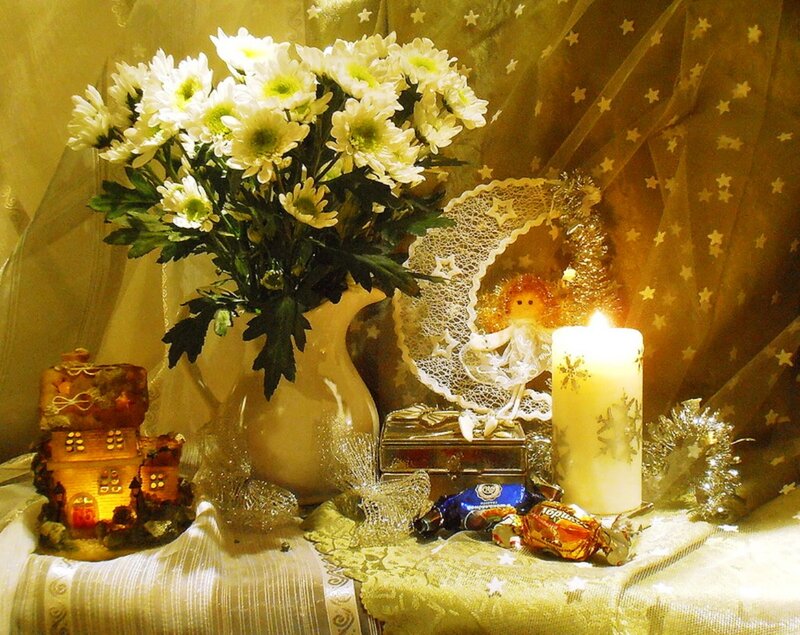 Candlelit Holiday Arrangement — Gold