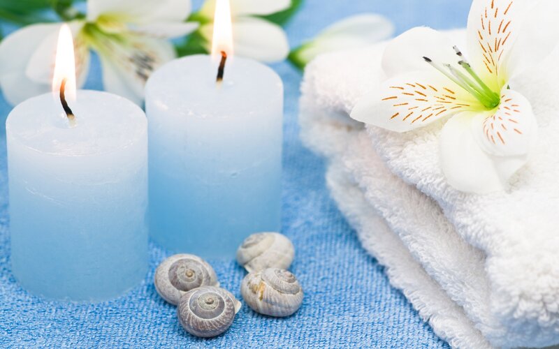 Candles and flowers on towels