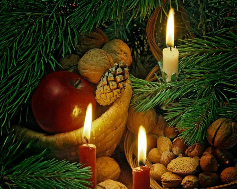 Candles with Pine Branches — Green