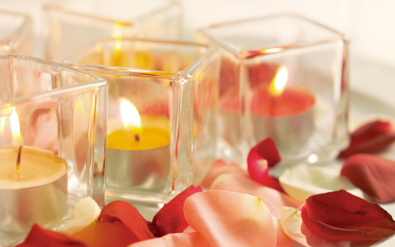 Candles with Rose Petals — Red, Calm
